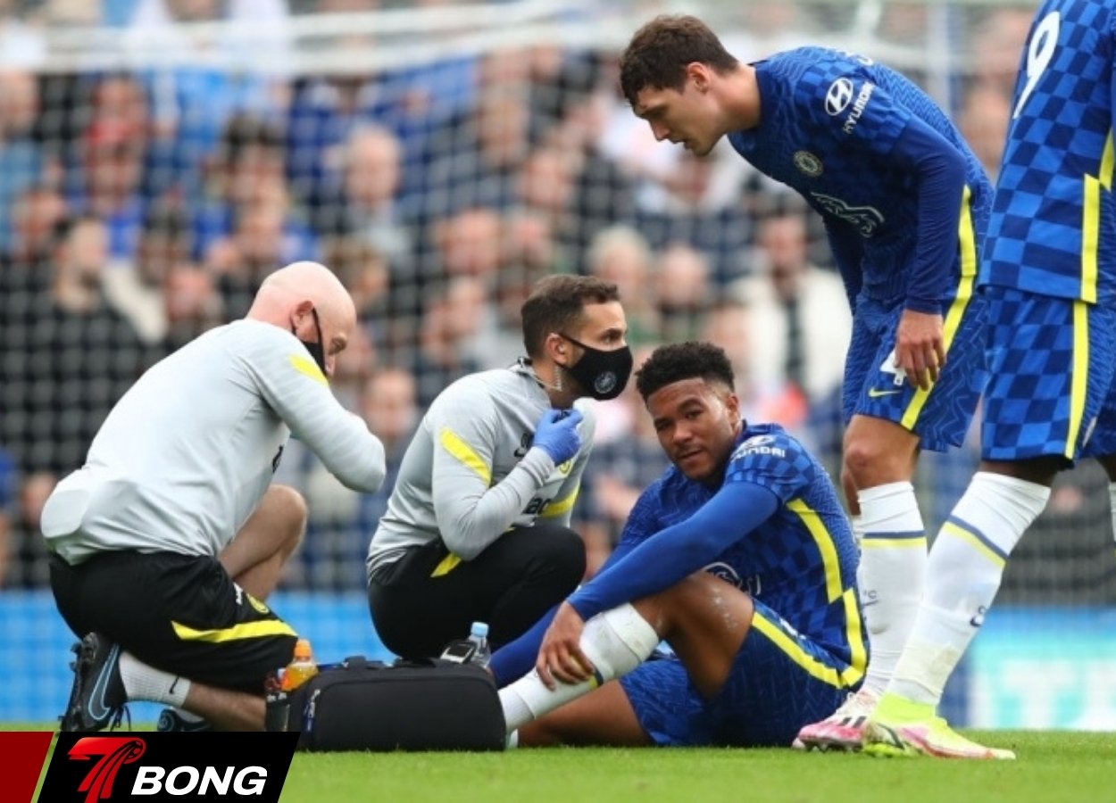 Fan Chelsea lo lắng khi Reece James trấn thương